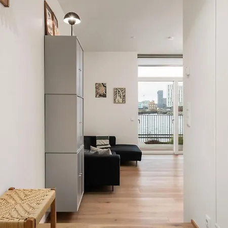 Luxury With Harbor Views 아파트 *