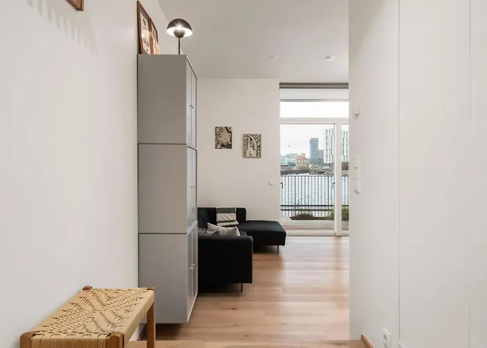 Luxury With Harbor Views 아파트 *