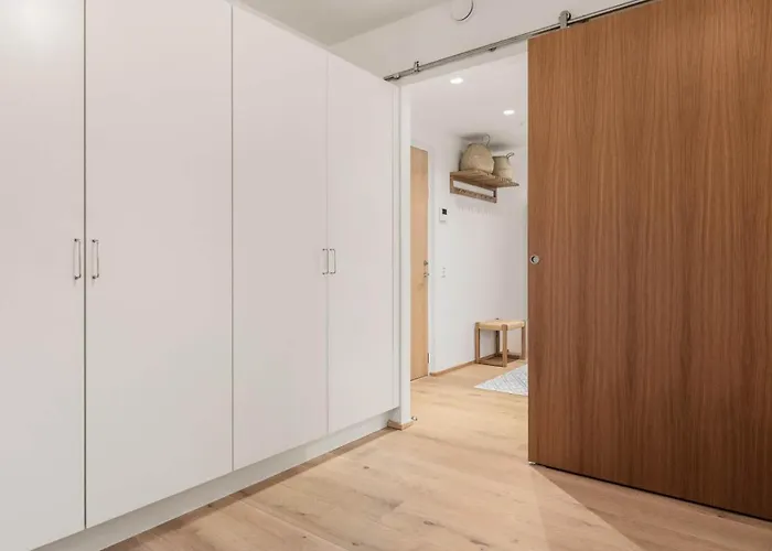 Luxury With Harbor Views 아파트 *